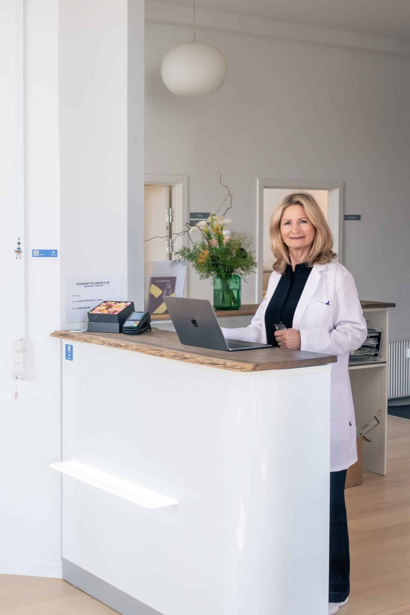 Læge ved klinikkens reception